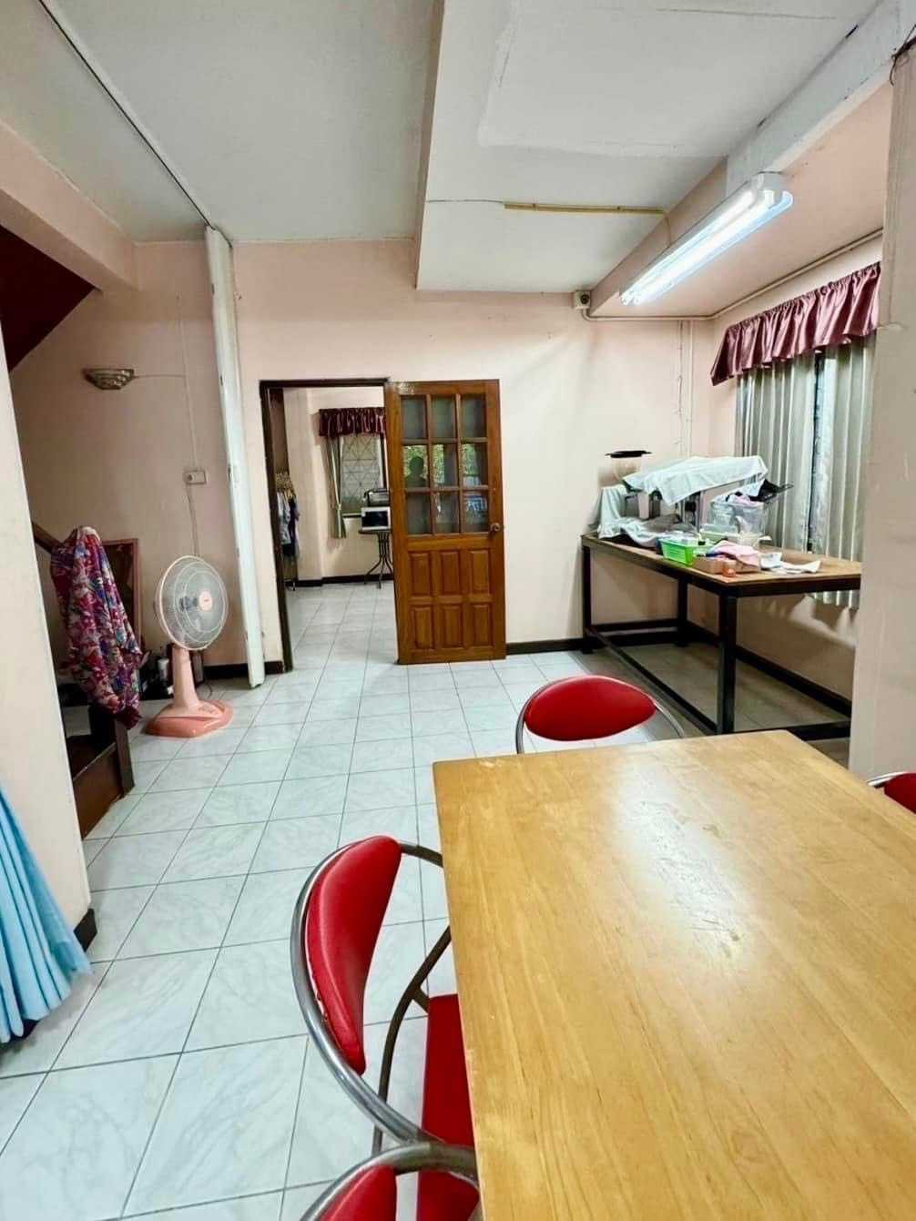 บ้านในเมือง พื้นที่ใหญ่ เดินทางสะดวก ใกล้ถนนหลัก – รูปที่ 3