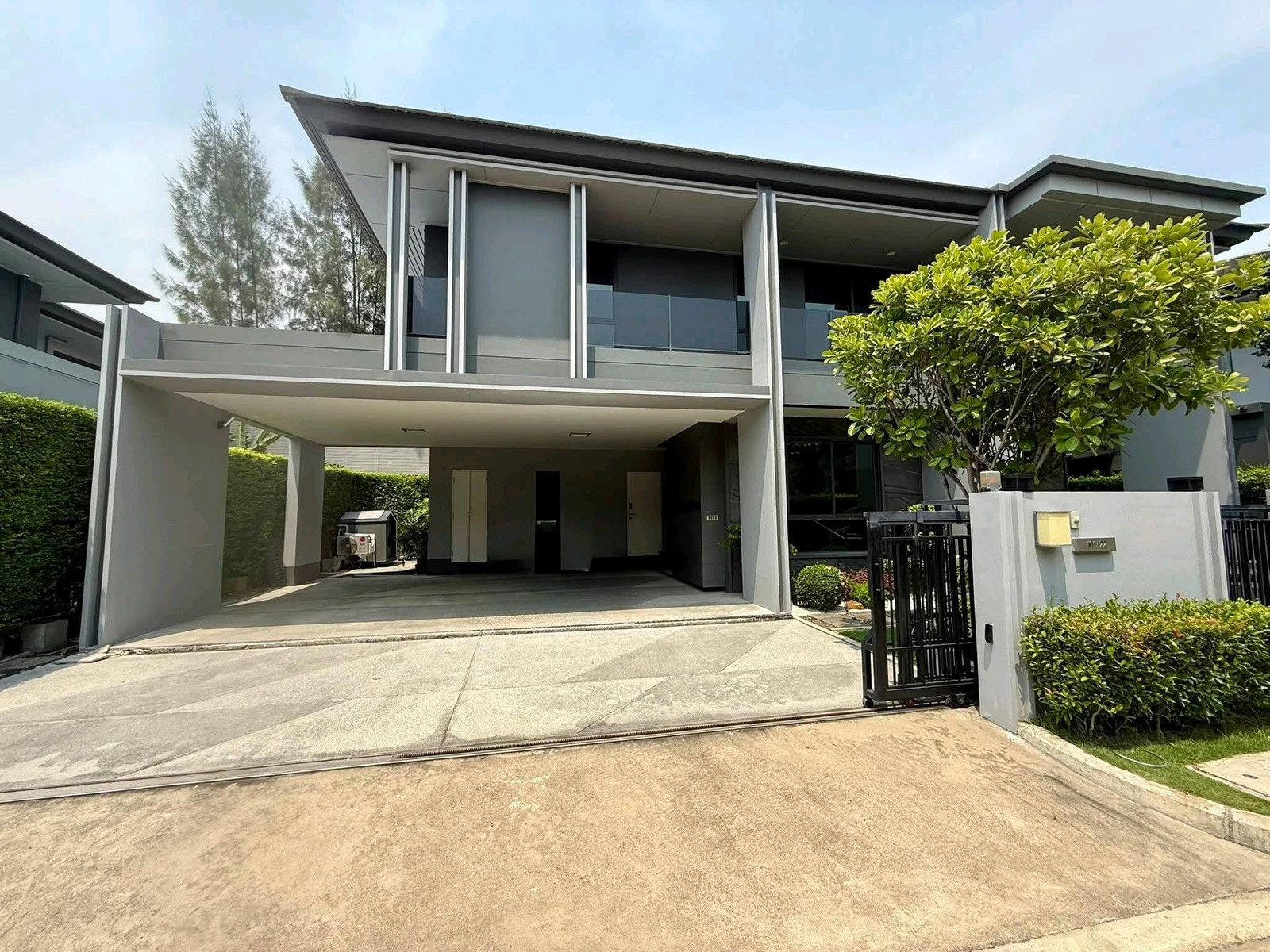 *(For rent)* Single house Setthasiri Krungthep Kreetha with furniture.