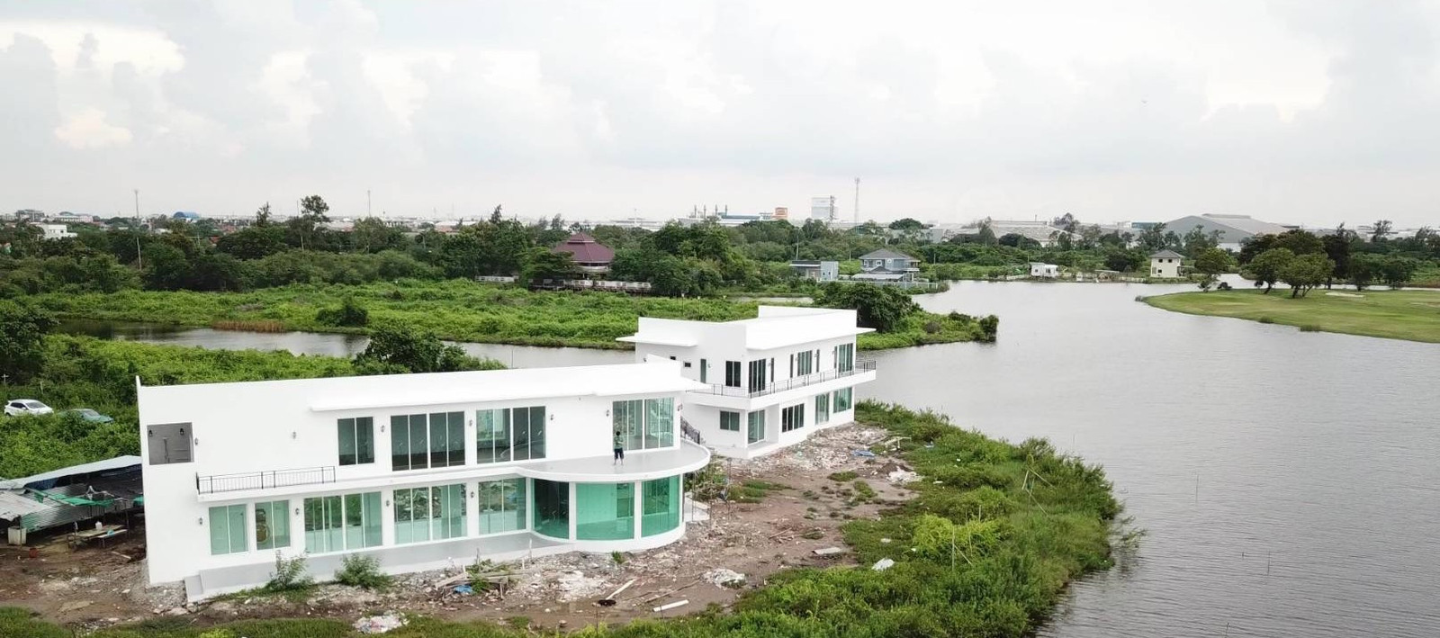 Luxury House for Sale Peaceful Atmosphere Near Bangpoo Golf Course