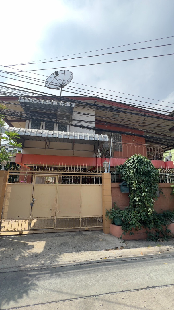 Single house for sale, prime location, Soi Ratchadaphisek 13, near MRT Huai Khwang.