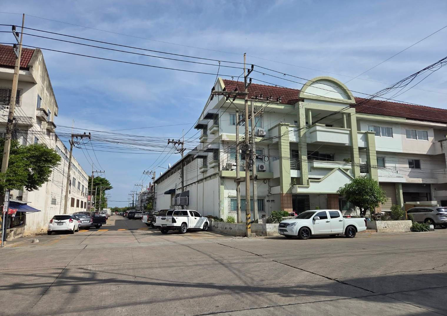 Factory for rent with office, Factory Land 1, Phutthamonthon Sai 5, usable area 1,230 sq m. Factory for rent with office, Factory Land 1, Phutthamonthon Sai 5, usable area 1,230 sq m.