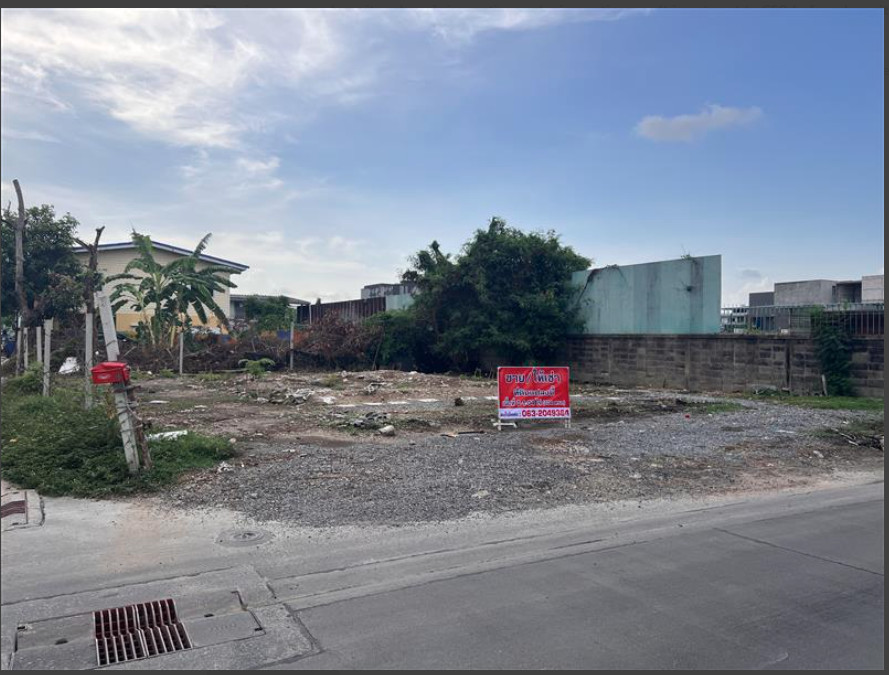 Land for renting or selling at Soi Bearing.  Prime location.  