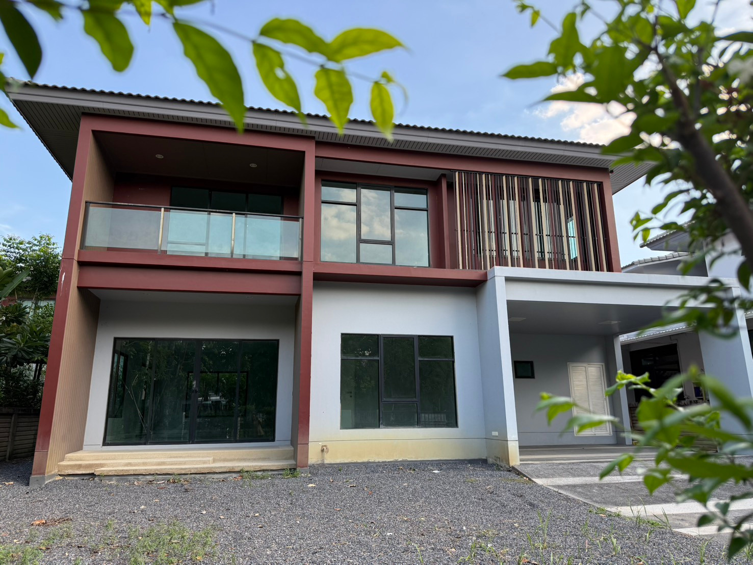 A house that is not just a second-hand house But it's a new home waiting for its first . Single house Burasiri Rangsit, new condition, never lived in, well taken care of, ready to be transferred to the new  to move in immediately.