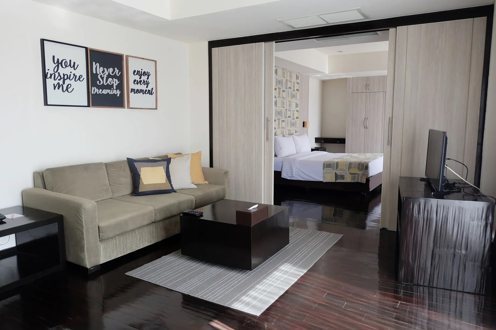 Line ID: @zimple_asset Serviced apartment with full facilities in Soi Phaholyothin 3, near BTS Sanam Pao. Quiet atmosphere, suitable for relaxation. Line ID: @zimple_asset Serviced apartment with full facilities in Soi Phaholyothin 3, near BTS Sanam Pao. Quiet atmosphere, suitable for relaxation.