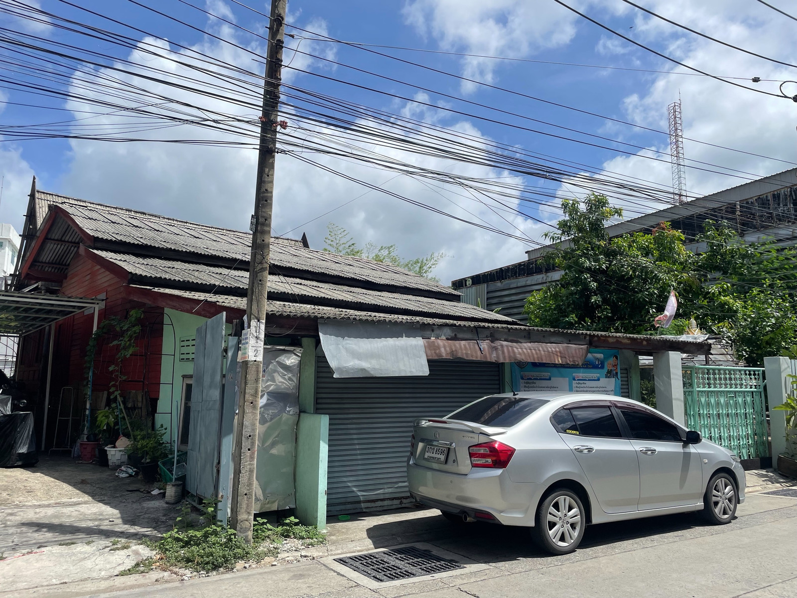 Land for sale with buildings, Soi Samrong Tai 10 – รูปที่ 3
