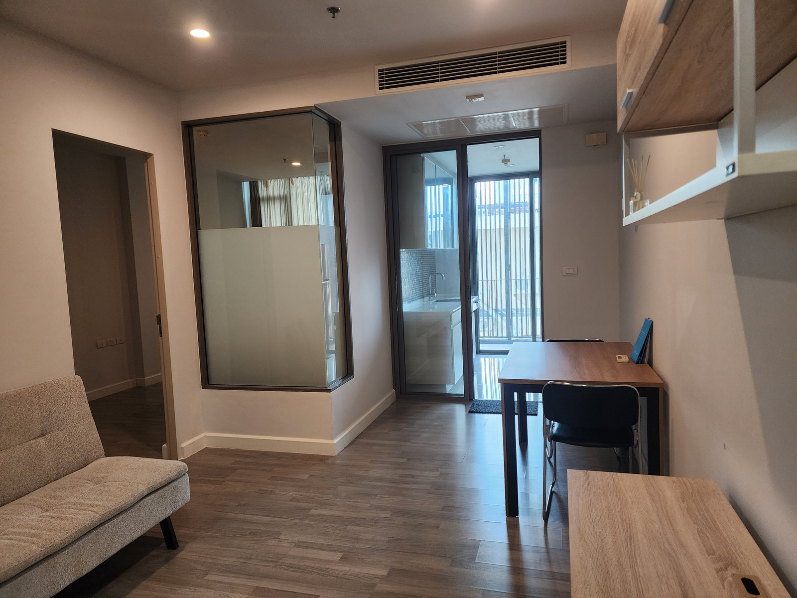 Room for rent, The Room BTS Wongwian Yai, same floor as the swimming pool. Room for rent, The Room BTS Wongwian Yai, same floor as the swimming pool.