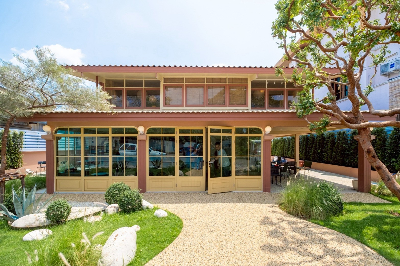 Tropical Colonial style house Resort atmosphere in the middle of the city Suitable for restaurants and cafes.