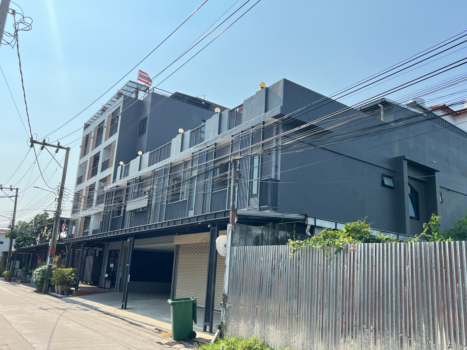 Land for sale with building, 223 sq m, Soi Nakniwat 12.