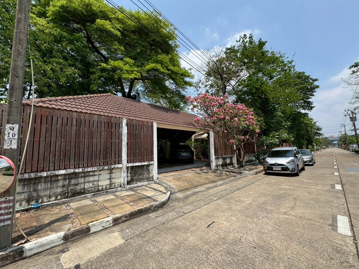 ￼ [🔥 Rare Item! บ้านหรูสร้างเอง ดีไซน์ Modern Luxury - ทำเล New CBD รามคำแหง 43/1]
ขายบ้านเดี่ยว 2 ชั้น หลังใหญ่ บนพื้นที่เกือบครึ่งไร่! ในหมู่บ้านธารารมณ์ ซอยรามคำแหง 43/1 บ้านที่ออกแบบและคัดสรรวัสดุเองทุกชิ้นเพื่อความแข็งแรงและสุนทรียภาพของการอยู่อาศัย – รูปที่ 2