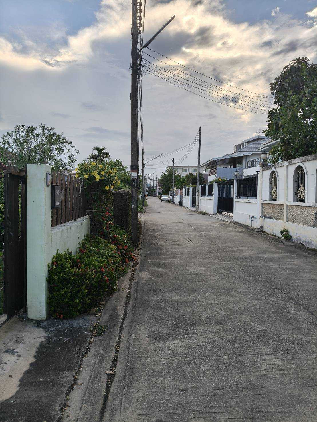 House with a large plot of land Near a busy intersection, city location, private atmosphere House with a large plot of land Near a busy intersection, city location, private atmosphere
