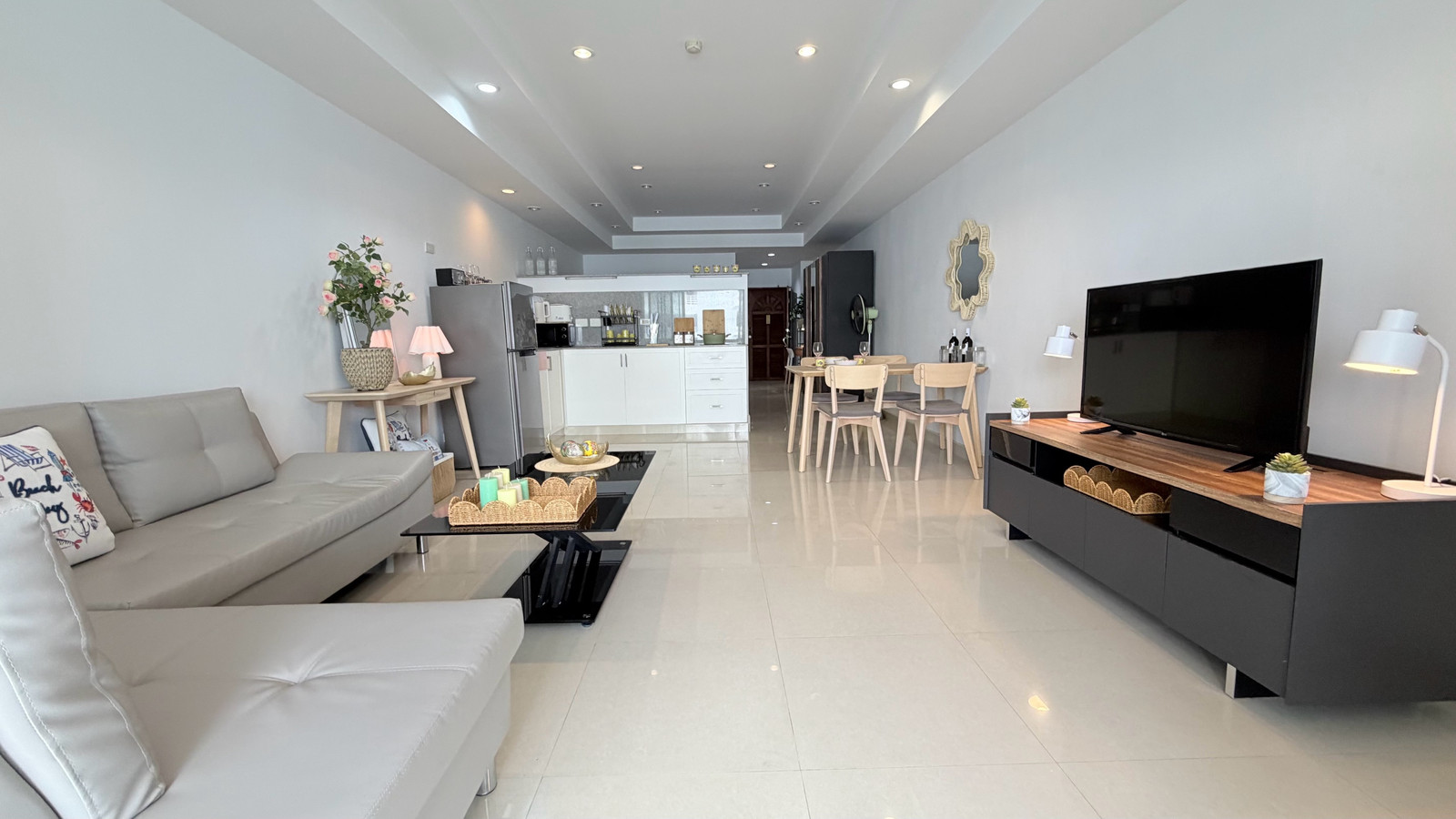 For Sale 66.93 sq.m.  22nd Floor Condo at Jomtien Complex Condotel, Pattaya
