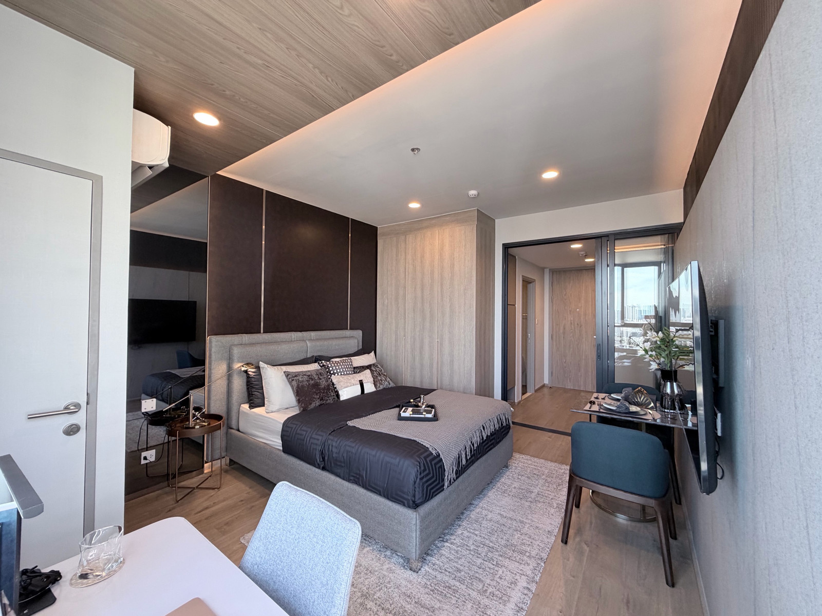 The Crown Residences makes life easier. With a condo next to the main Rama 4 route, project price