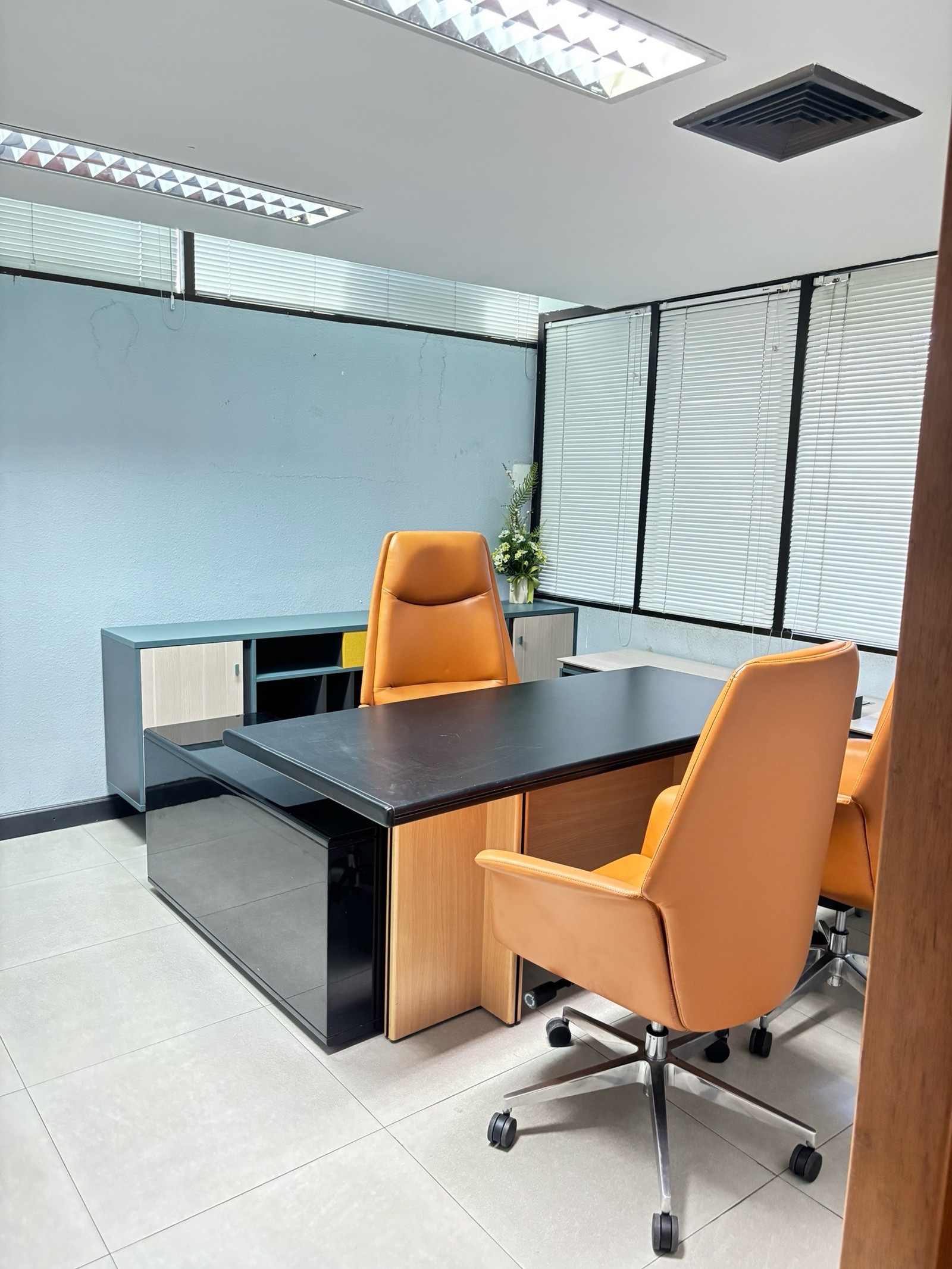 🩷[FOR RENT / SALE] Office Space @ Park Pavilion (Soi Ari). line @900cqqhk tel 0859114585 🩷
✨ รายละเอียด:  เช่า 60,000 บาท  ,  ขายเพียง 14.4 ล้าน บาท เท่านั้น  รวมเฟอร์ในห้อง  
โครงการ: Park Pavilion (พาร์ค พาวิลเลียน)
ทำเล: ซอยอารีย์ (พหลโยธิน 7)
 – รูปที่ 3