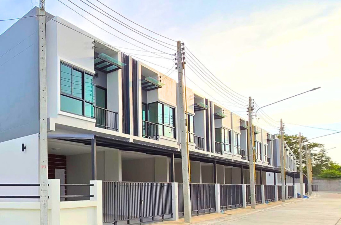Townhome for sale, ready to move in, Baan Lapatey @ Amata