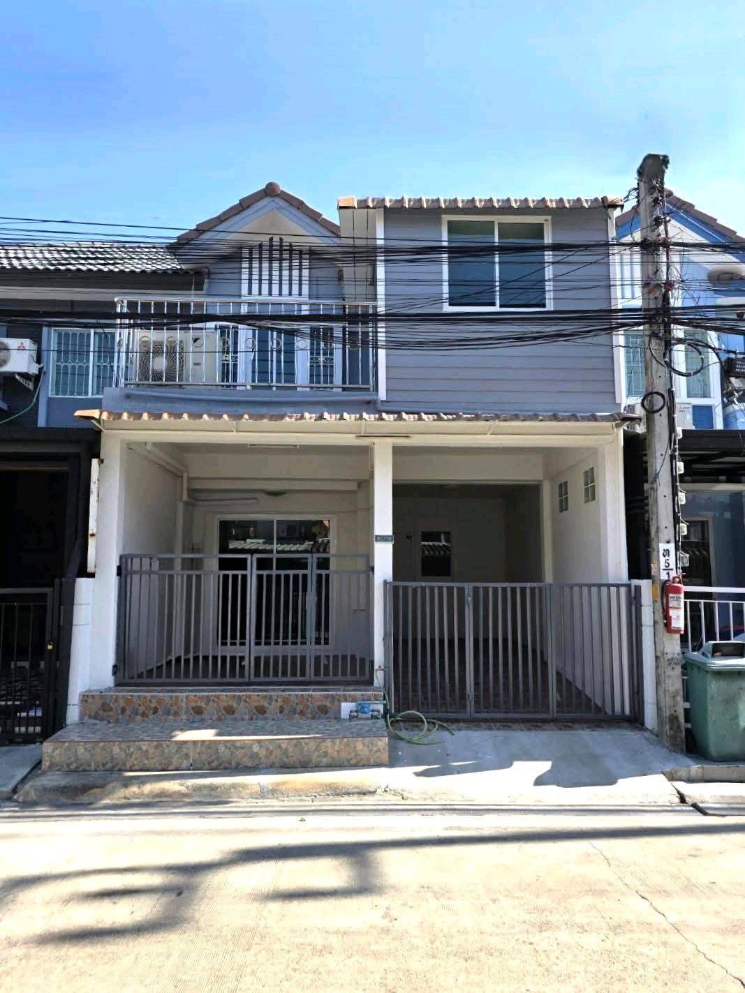💫Townhouse for sale, Pruksa Ville Village 32, Rama 2💫
🏡2-story townhouse, Rama 2 location, near Central Rama 2 and Dao Khanong-Bangna Expressway.

✨2-story townhouse, ready to move in.
✨Free 2 air conditioners
✨Fill in the front of the house. There is a r
