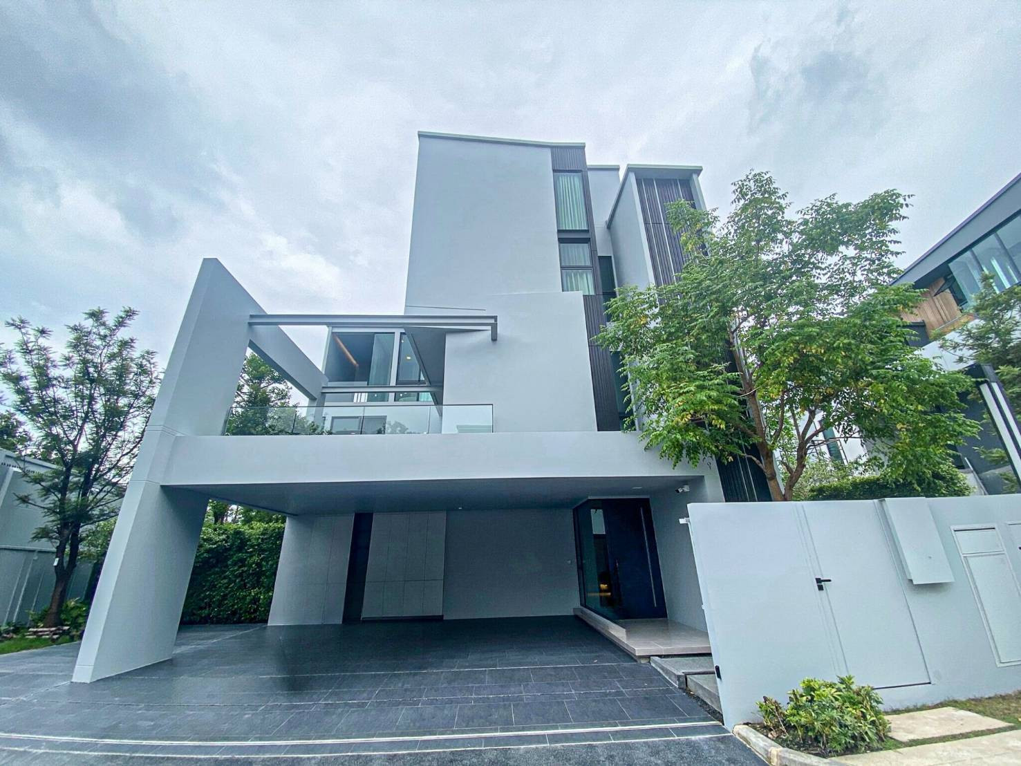 ขาย/ให้เช่า บ้านเดี่ยวหรู Vive กรุงเทพกรีฑา แปลงมุมสวนใหญ่พิเศษ 421 ตร.ม. พร้อมลิฟต์ส่วนตัว ตกแต่งครบ ขาย/ให้เช่า บ้านเดี่ยวหรู Vive กรุงเทพกรีฑา แปลงมุมสวนใหญ่พิเศษ 421 ตร.ม. พร้อมลิฟต์ส่วนตัว ตกแต่งครบ