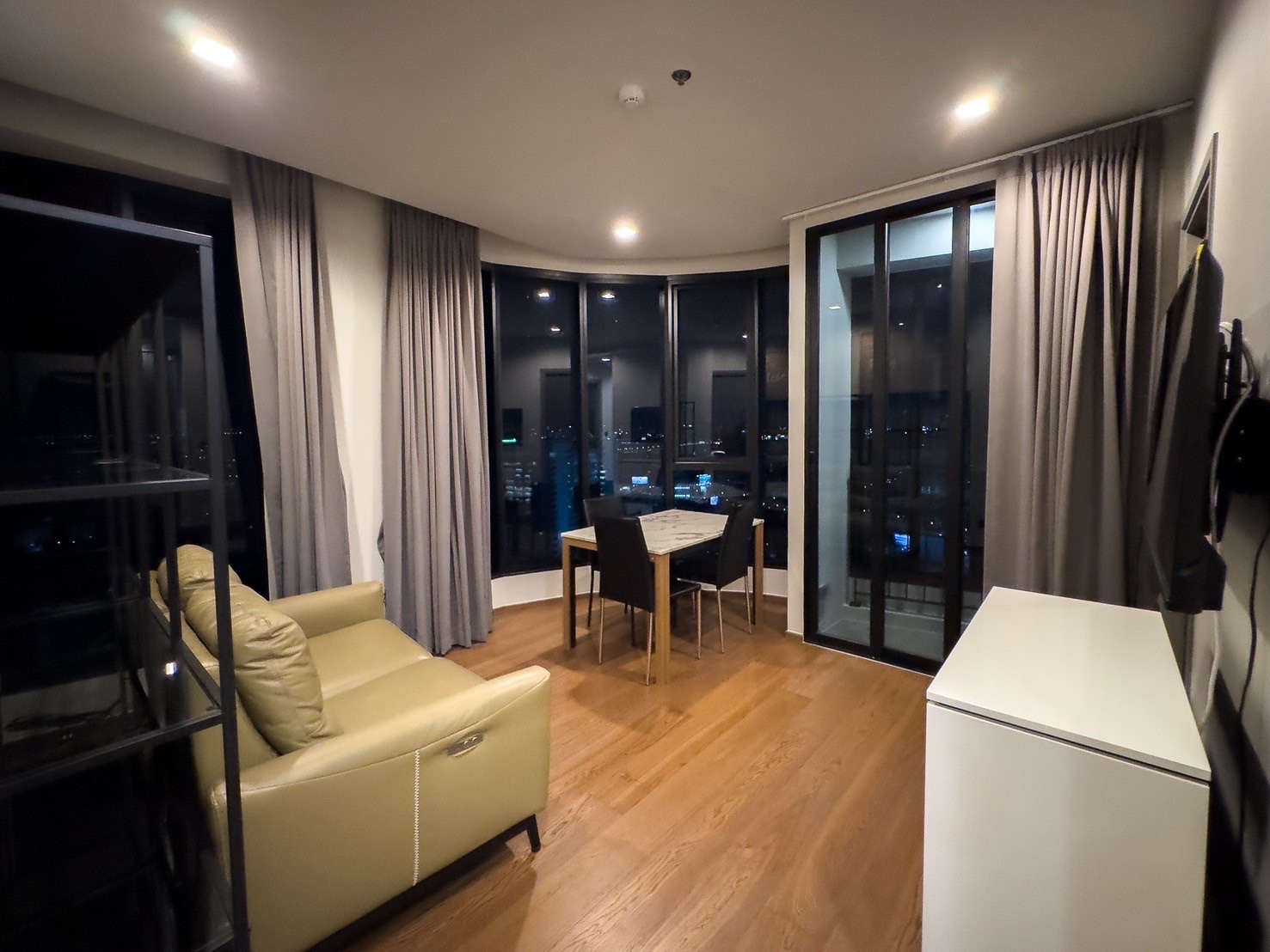Condo for sale and rent Ideo Q victory 2 beds 47 sqm.