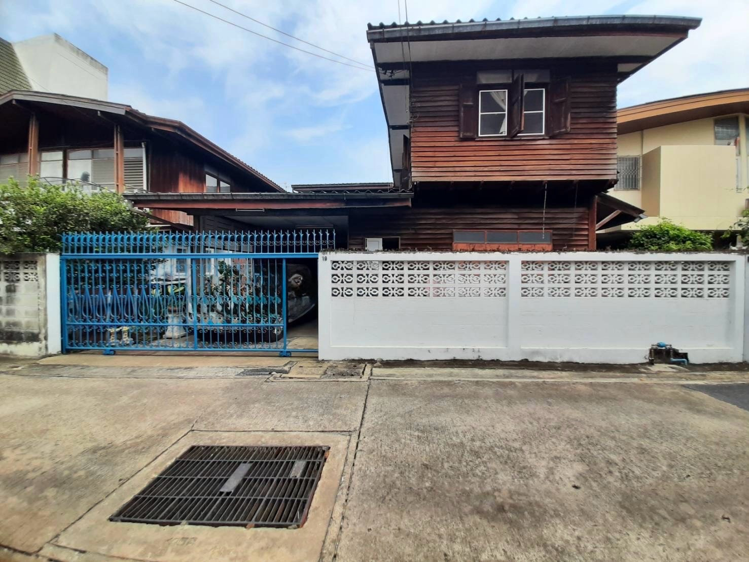 Land with Existing Structure for Sale Ari Samphan near BTS Ari near expressway 46 sq.w 11 m frontage prime central location suitable for residence or home office