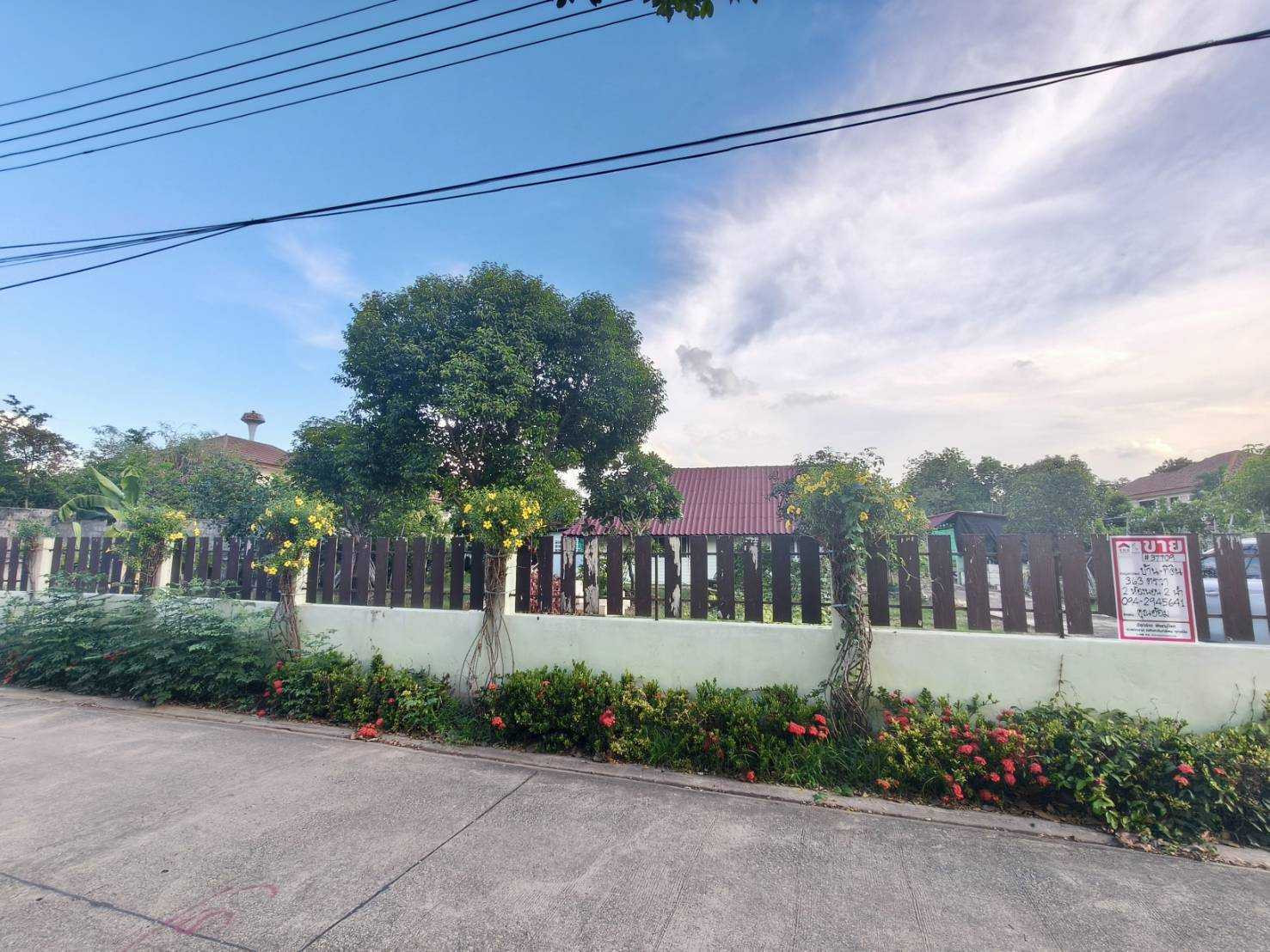 บ้านพร้อมที่ดินผืนใหญ่ ใกล้สี่แยกวุ่นวาย ทำเลเมือง บรรยากาศส่วนตัว – รูปที่ 2