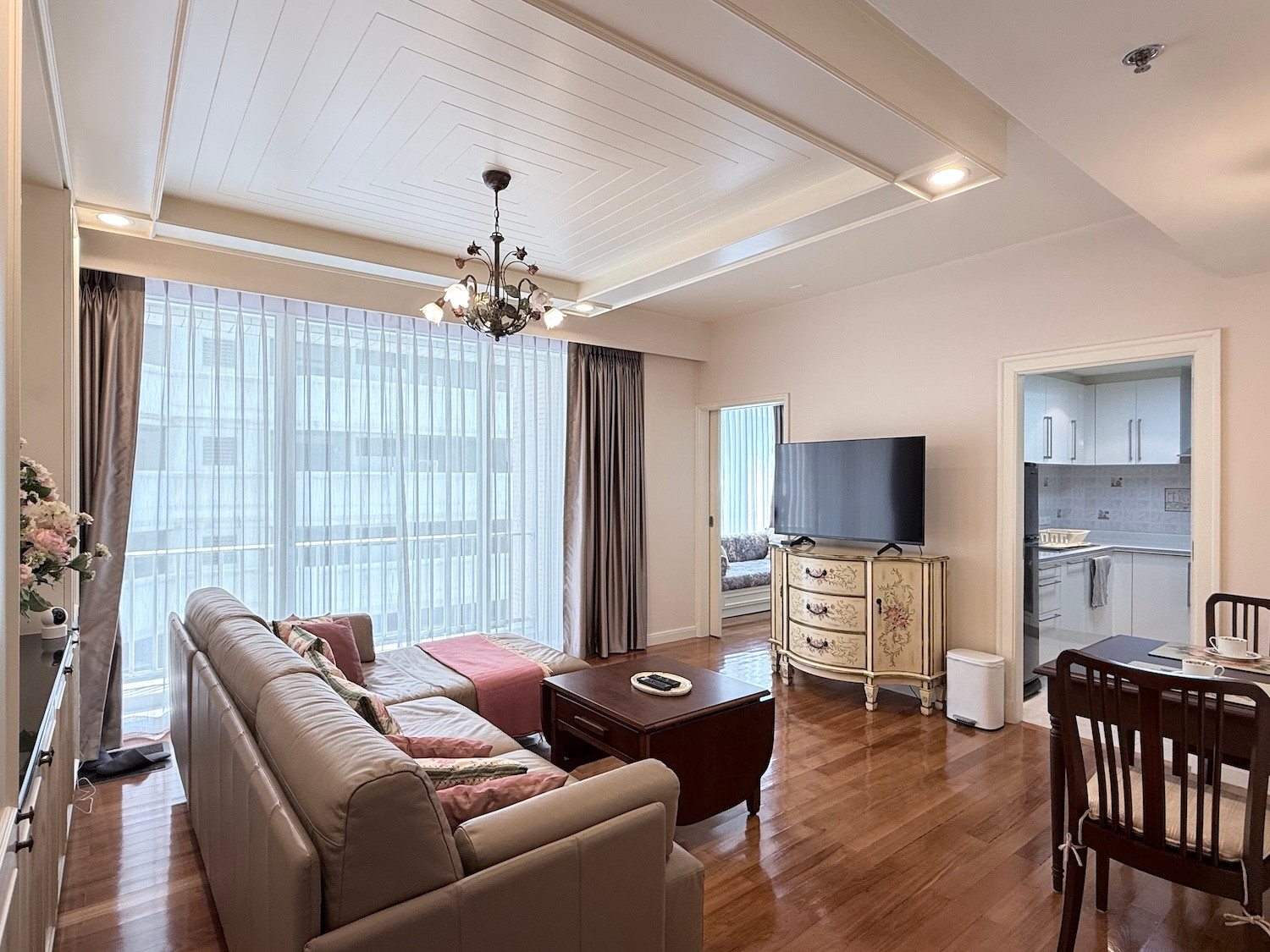 Large 1-Bedroom plus 1-Study Condo in Langsuan Near Lumpini Park Large 1-Bedroom plus 1-Study Condo in Langsuan Near Lumpini Park