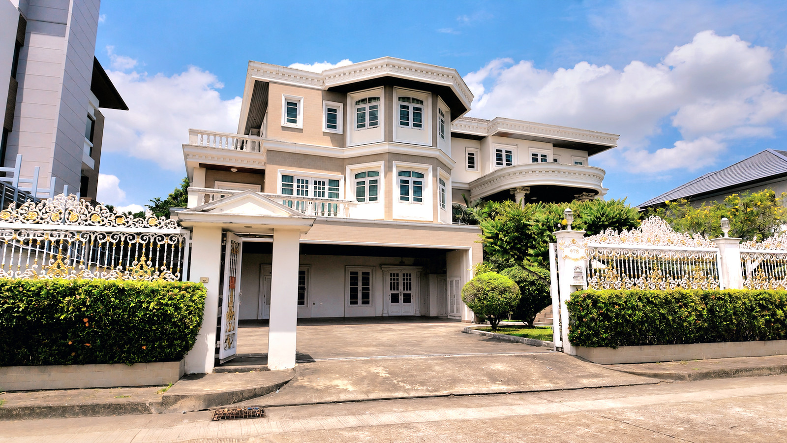 Luxury lakeside house for sale 🏡 Krisada Nakhon 20 project, Pinklao-Borommaratchachonnani location, peaceful atmosphere, convenient travel.