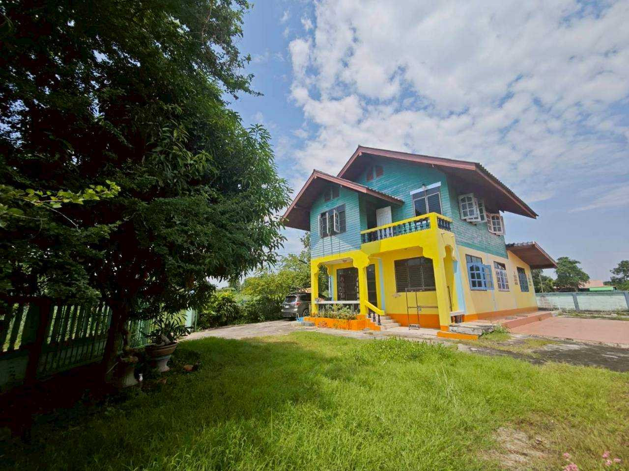 Big house, land width 150 sq m, in the middle of Aranyik community. Big house, land width 150 sq m, in the middle of Aranyik community.