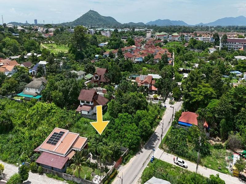 Land for sale in Sriracha, Soi Wat Chin. Beautiful rectangular plot, 20 meters wide frontage. Near J-Park / Lotus Supermarket. Land for sale in Sriracha, Soi Wat Chin. Beautiful rectangular plot, 20 meters wide frontage. Near J-Park / Lotus Supermarket.
