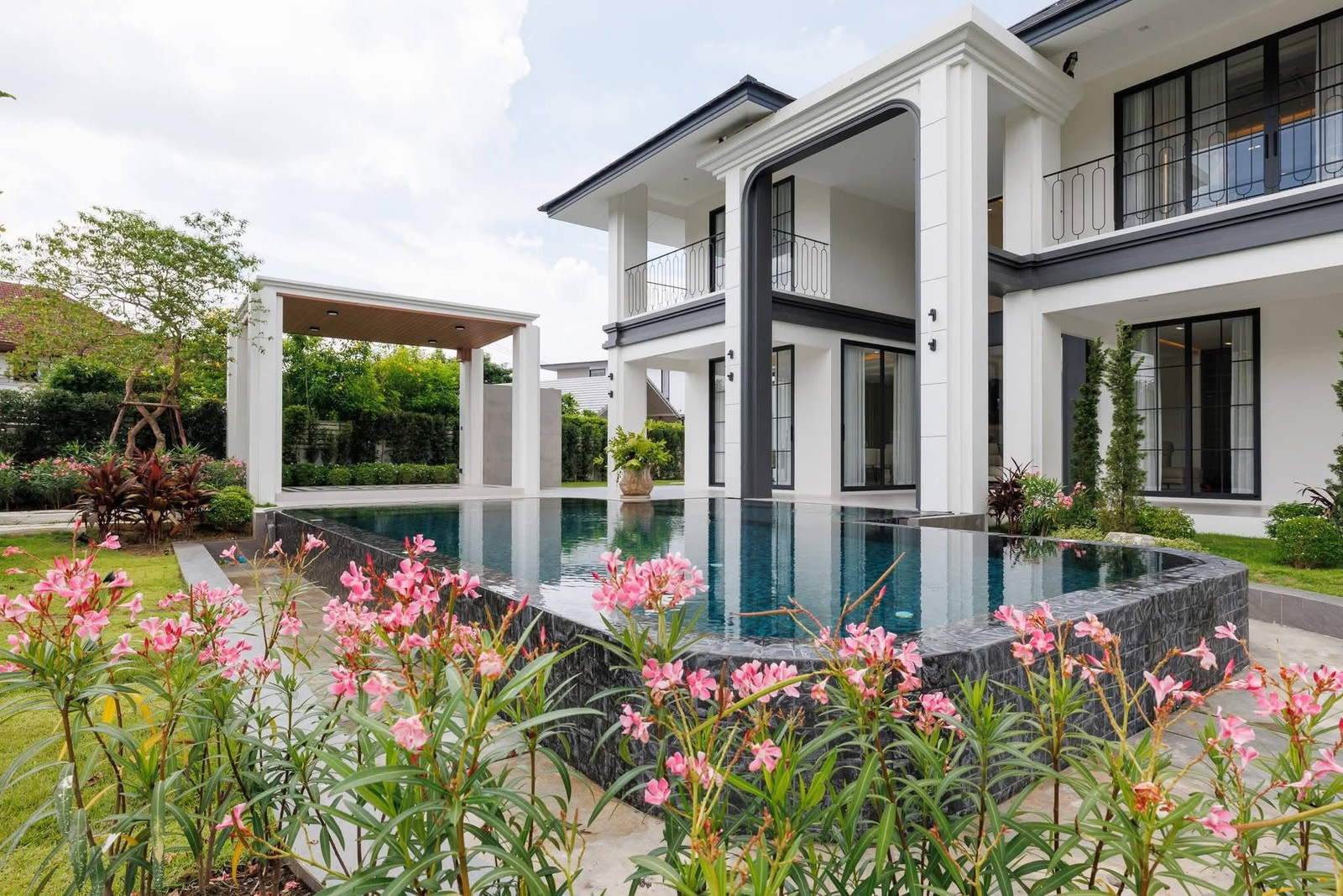 ขาย Super Luxury Pool Villa พูลวิลล่าหรูหลังใหญ่ โซนสารภี เนื้อที่กว้างถึง 212 ตรว. – รูปที่ 2