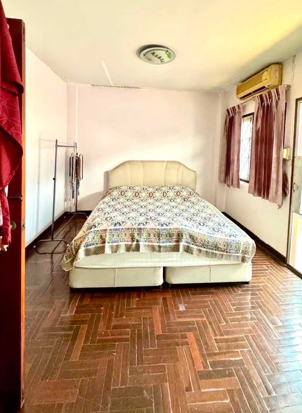 House in the city, large area, convenient travel, close to the main road. House in the city, large area, convenient travel, close to the main road.