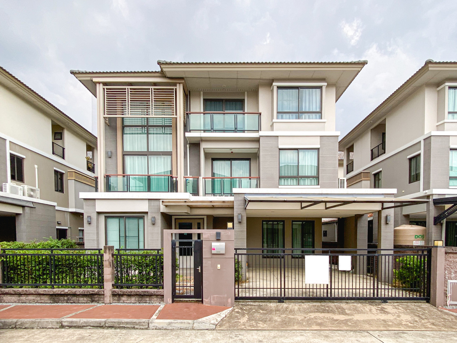 ✨ขายบ้านเดี่ยว 3 ชั้น ระดับ Luxury ติดถนนสรงประภา ใกล้ทางด่วน และสนามบินดอนเมือง — Passorn สรงประภา ✨ขายบ้านเดี่ยว 3 ชั้น ระดับ Luxury ติดถนนสรงประภา ใกล้ทางด่วน และสนามบินดอนเมือง — Passorn สรงประภา