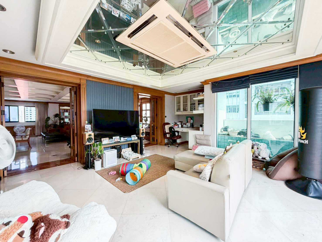 Condo for sale: Century Heights Condominium, 400 sq m, near BTS Asoke and MRT Sukhumvit.