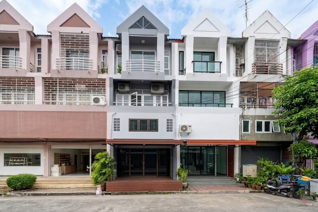 ขาย อาคารพาณิชย์ ถูกที่สุด หมู่บ้านรื่นฤดี รามคำแหง 180 ขนาด 16 ตรว รีโนเวทใหม่ทั้งหลัง ขาย อาคารพาณิชย์ ถูกที่สุด หมู่บ้านรื่นฤดี รามคำแหง 180 ขนาด 16 ตรว รีโนเวทใหม่ทั้งหลัง
