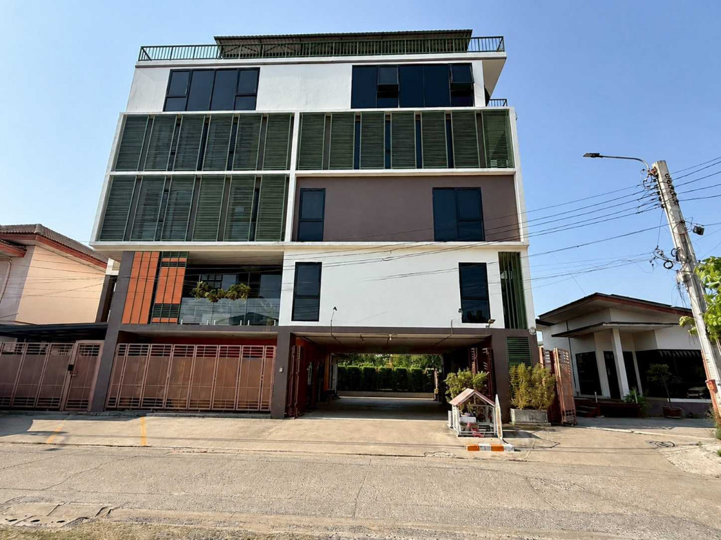 For sale: 5-story office building, ready to use, 1022 sq m, 2 rai 12 sq wa. Prime location in Soi Kubon, 150 m from the main road.