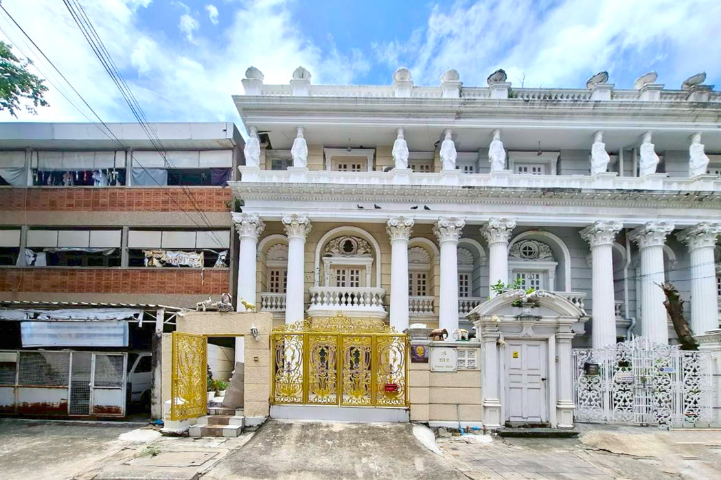 ขาย ทาวน์โฮม 3 ชั้น ใกล้ ม.หอการค้าไทย 540 ตรม 32 ตรว 5 นอน หลังใหญ่ แต่งหรู