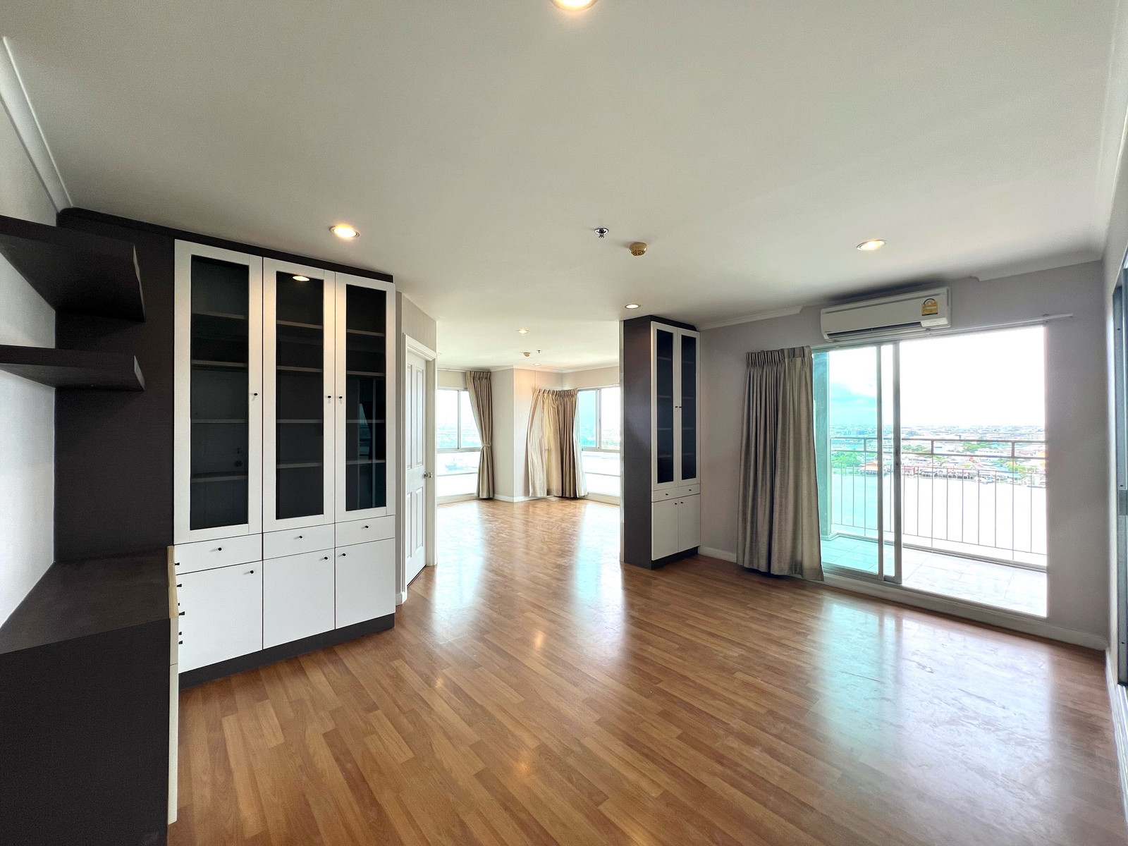 ✨For sale/rent, river view condo, 3 bedrooms✨ Large size, hard to find.