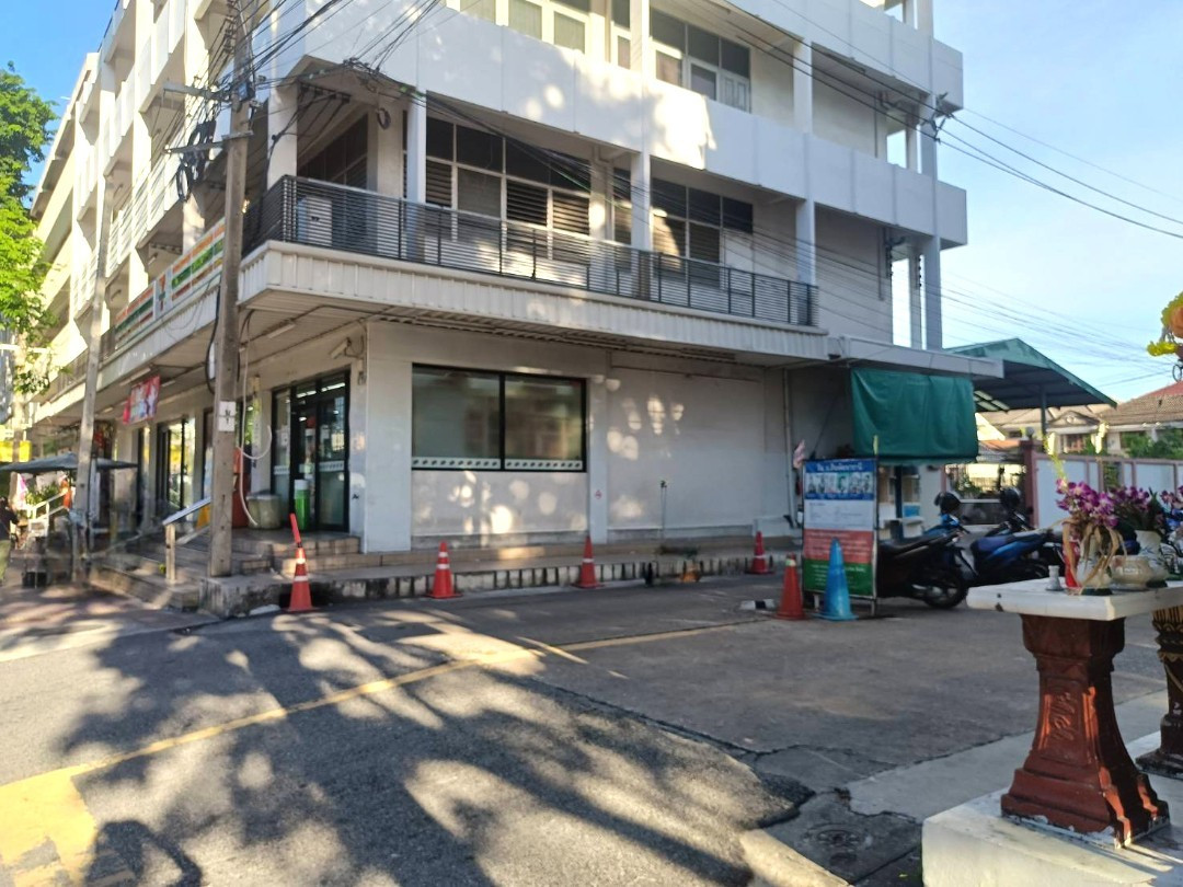 2-story townhouse for sale, corner unit, Sinpatthana Thani, 28.5 sq m, 4 bedrooms, in the heart of Chatuchak. Thetsaban Songkhro Rd. Near Bon Marché Market, Lat Yao Subdistrict, Chatuchak District, Bangkok, price 7,000,000 baht.