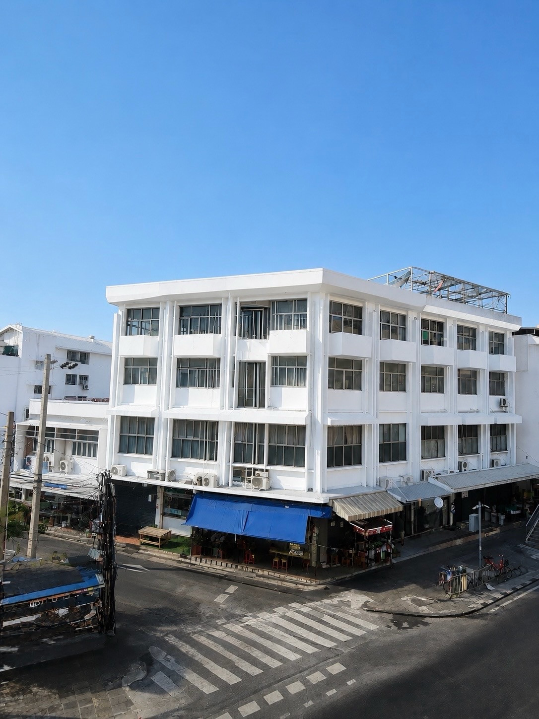 Land for sale near BTS Ratchayothin, corner plot on main road with commercial building, suitable for investment and development Land for sale near BTS Ratchayothin, corner plot on main road with commercial building, suitable for investment and development
