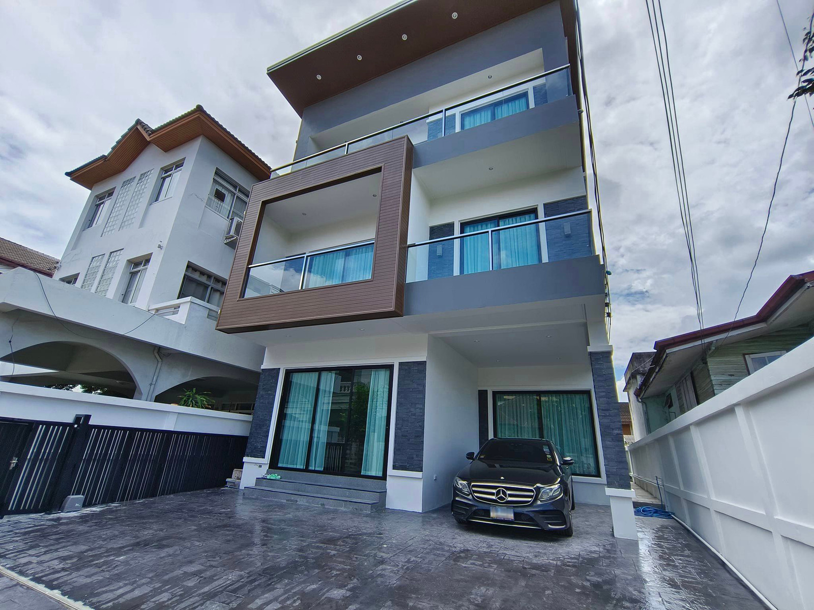 House for sale and rent on Sukhumvit Road (near BTS Thonglor-Ekkamai station) 50 sq m, building area 330 sq m, 3 floors high, convenient location, can easily park 3-4 cars. House for sale and rent on Sukhumvit Road (near BTS Thonglor-Ekkamai station) 50 sq m, building area 330 sq m, 3 floors high, convenient location, can easily park 3-4 cars.