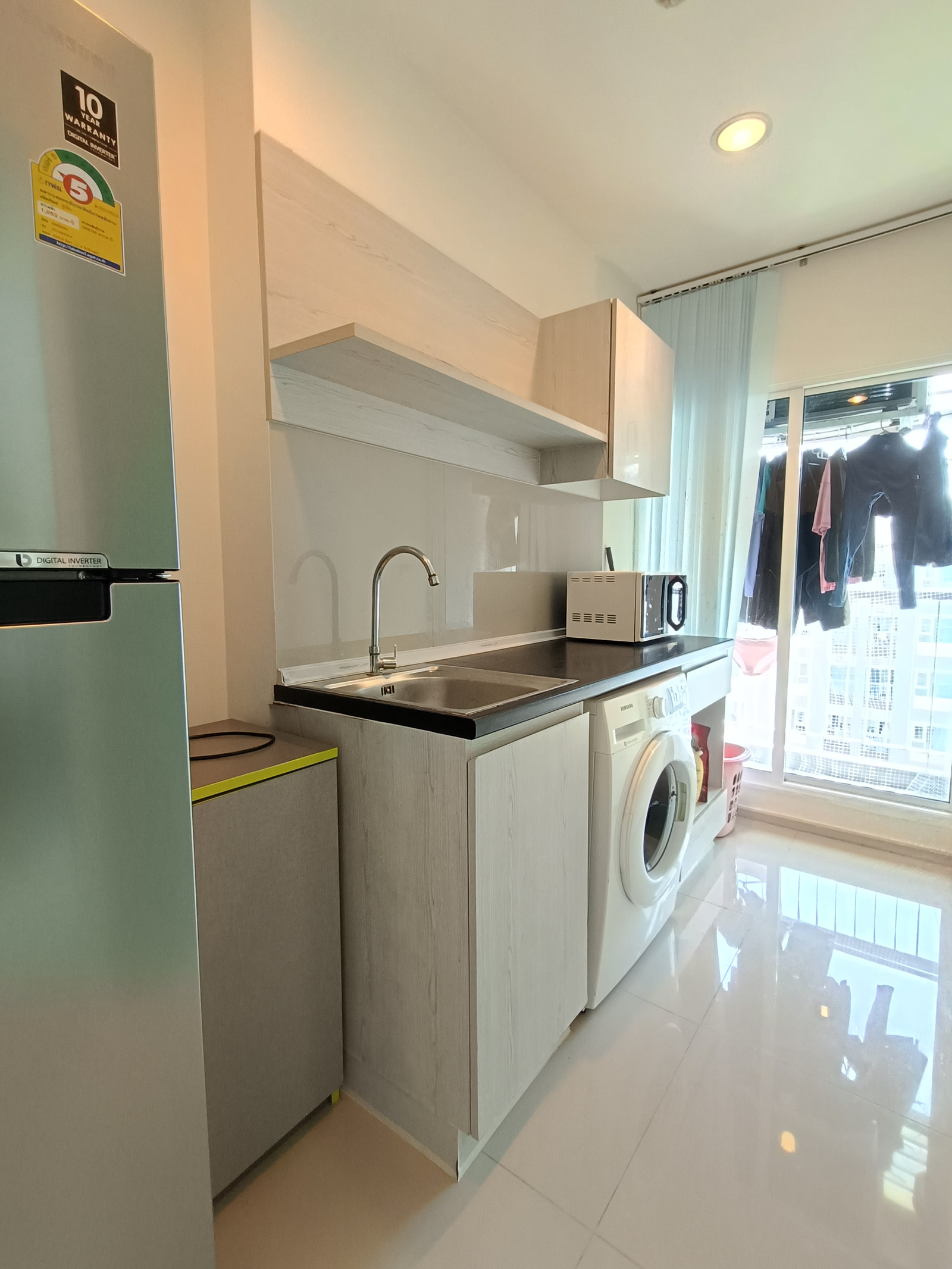Condo for sale next to BTS Chang Erawan Station.  Opposite there is a market, in front there is a 7-11, good location, very convenient.