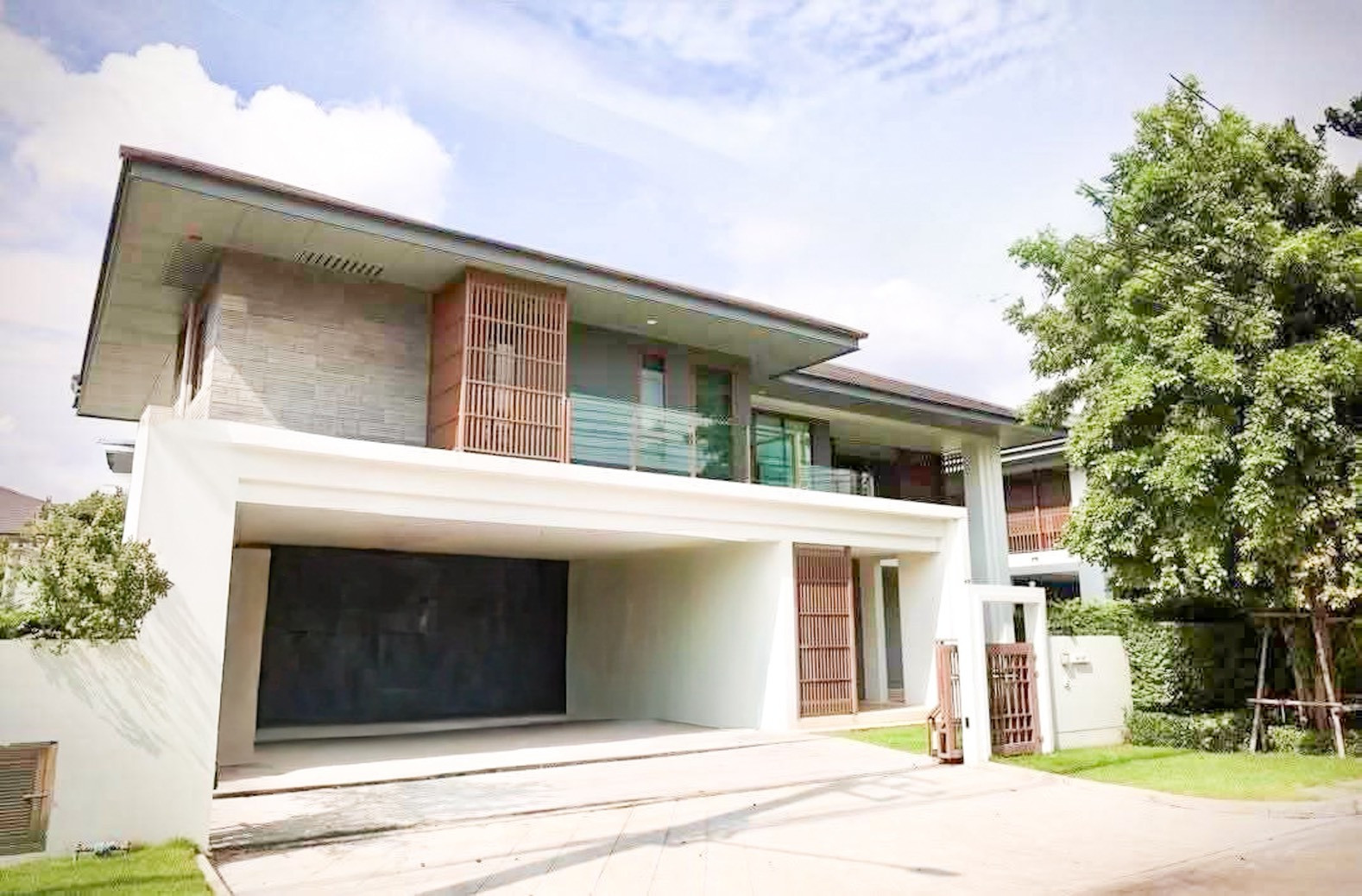 🏡 For sale / rent, luxury detached house, Setthasiri Phahon-Watcharaphon, ready-to-move-in house, built-in, main road, near Club House, complete functions for a large family. 🏡 For sale / rent, luxury detached house, Setthasiri Phahon-Watcharaphon, ready-to-move-in house, built-in, main road, near Club House, complete functions for a large family.