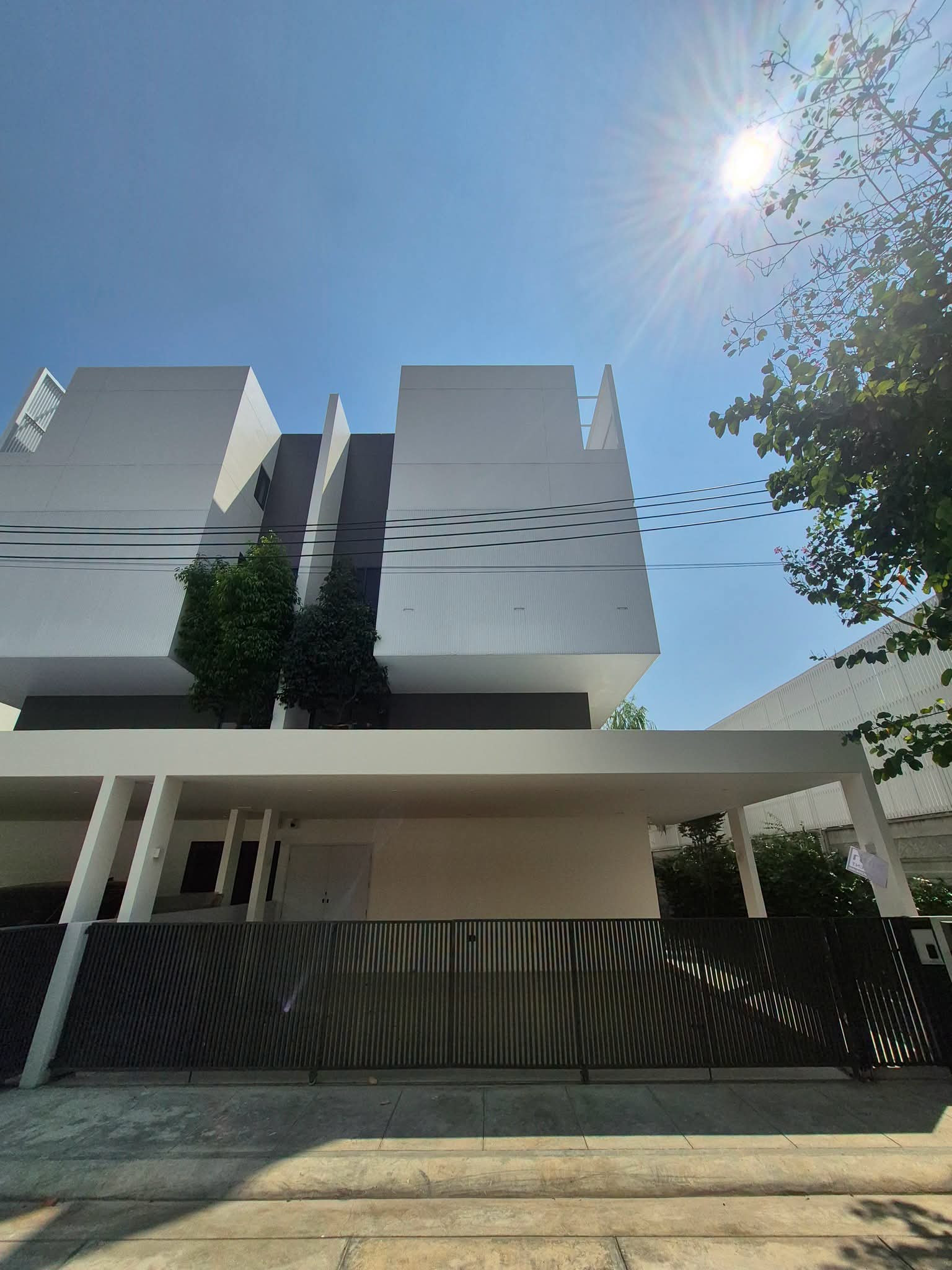 Modern luxury Home office for rent, luxurious in the heart of Vibhavadi 84, connected to every trip. Near Don Mueang Airport Near Don Mueang Toll Expressway, Rangsit Medical Hospital, Savewanko Market, BTS K.P.O. intersection, near Si Mum Mueang Market.