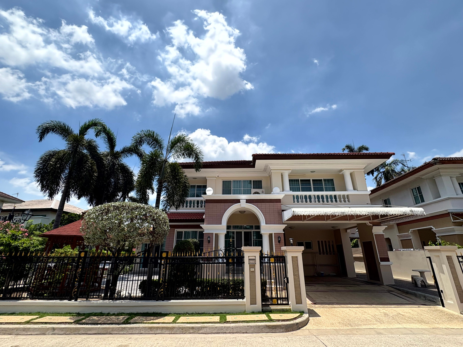 Luxury Detached House for Rent: "Laddawan Sukhumvit" Luxury Detached House for Rent: "Laddawan Sukhumvit"