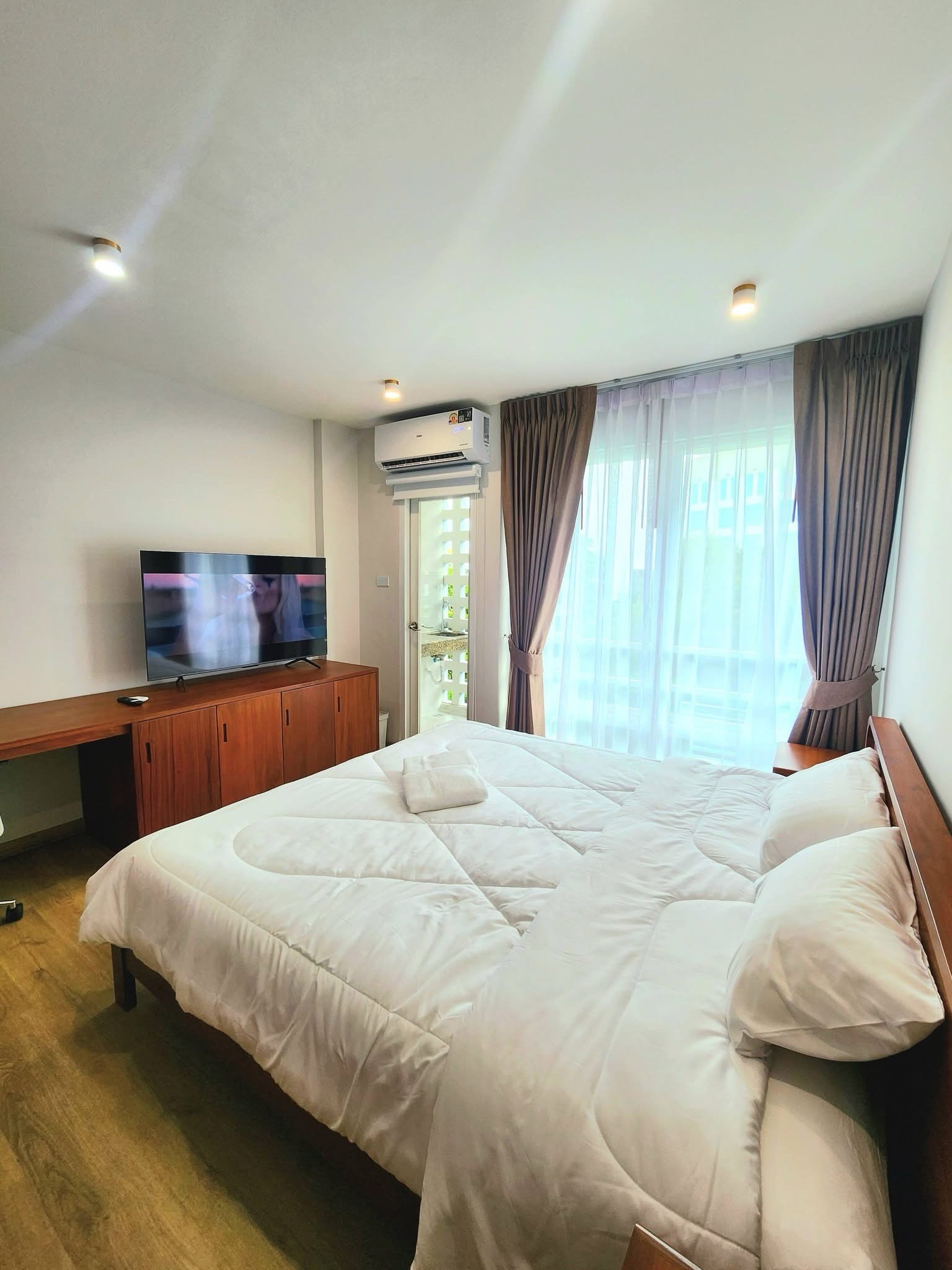✨ Ready to move in 31 May 2026 🏙️ For rent I-House Laguna Garden – RCA✨
📍 Location in the heart of RCA, convenient travel, near Rama 9, Asoke, Phetchaburi and Thonglor. ✨ Ready to move in 31 May 2026 🏙️ For rent I-House Laguna Garden – RCA✨
📍 Location in the heart of RCA, convenient travel, near Rama 9, Asoke, Phetchaburi and Thonglor.