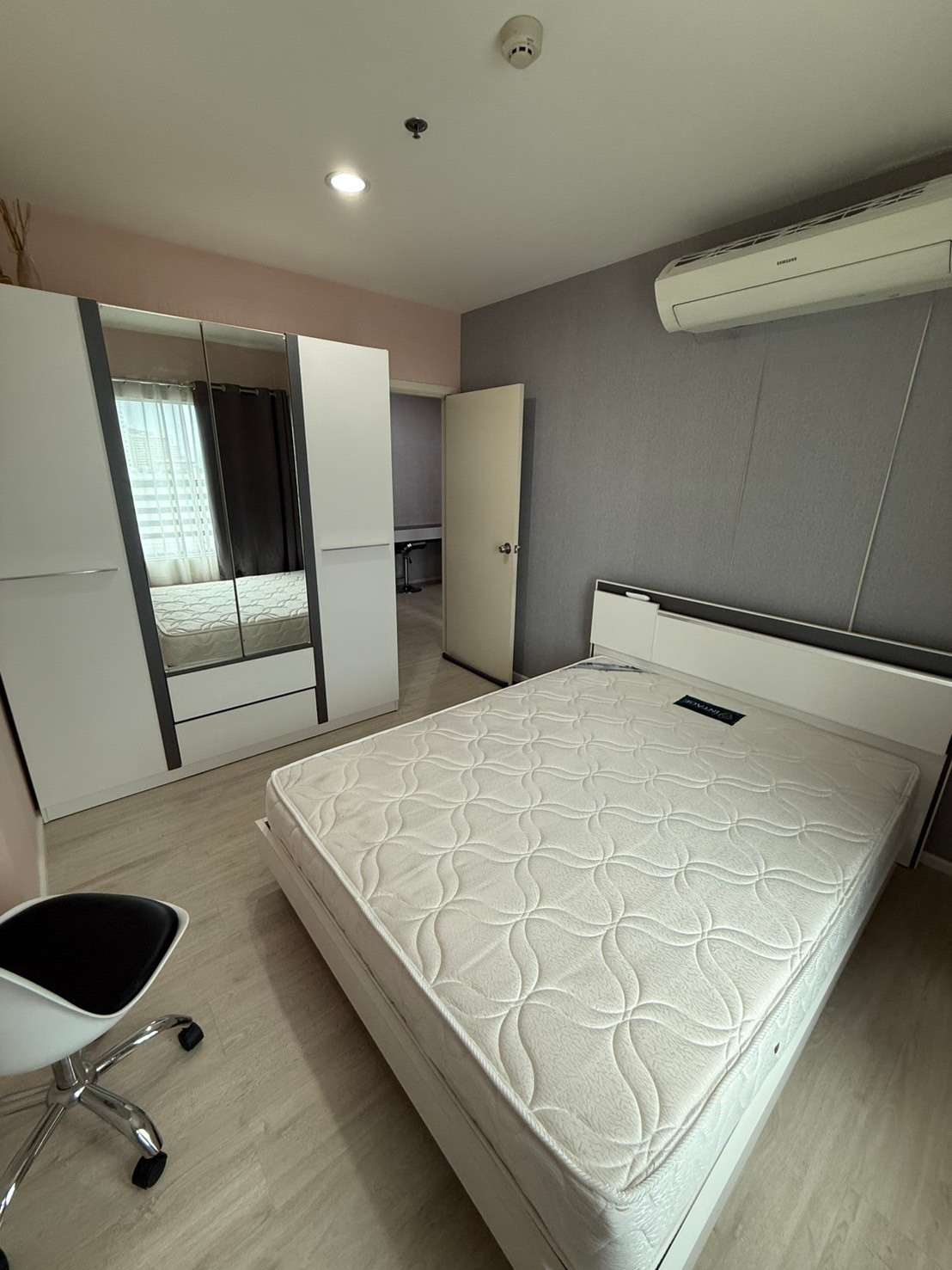 For rent, very cheap, Aspire Sathorn Thapra (aspire sathorn thapra) Tha Phra, next to BTS Talat Phlu, with furniture + washing machine + room 27 sq m., only 9,000 baht.