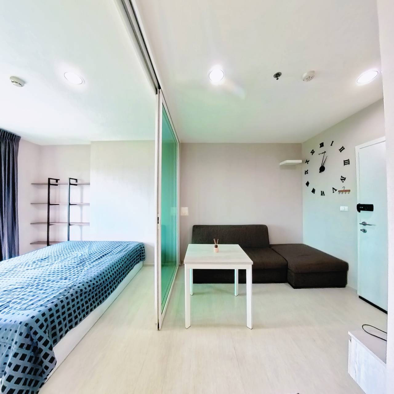 Condo for sale next to the BTS, only 2 minutes walk to BTS Chang Erawan. Condo for sale next to the BTS, only 2 minutes walk to BTS Chang Erawan.
