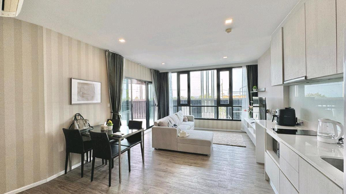 Large room, common floor, 2 bedrooms, 2 bathrooms, complete with electrical appliances.