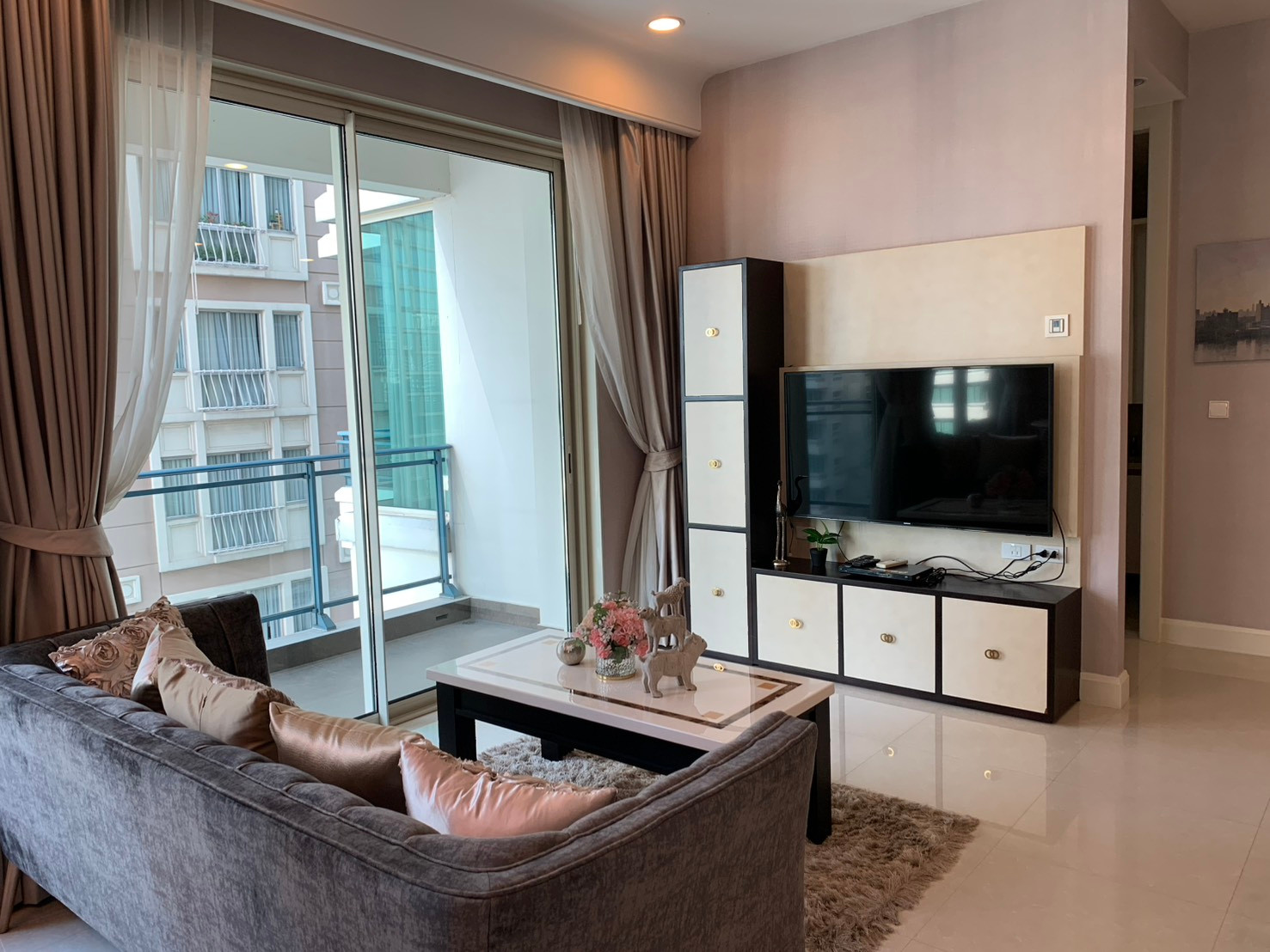 Luxury condo for rent, Q Langsuan, large size 106.31 sq m, 2 bedrooms, wide space, Super Prime location, near BTS Ratchadamri. Luxury condo for rent, Q Langsuan, large size 106.31 sq m, 2 bedrooms, wide space, Super Prime location, near BTS Ratchadamri.