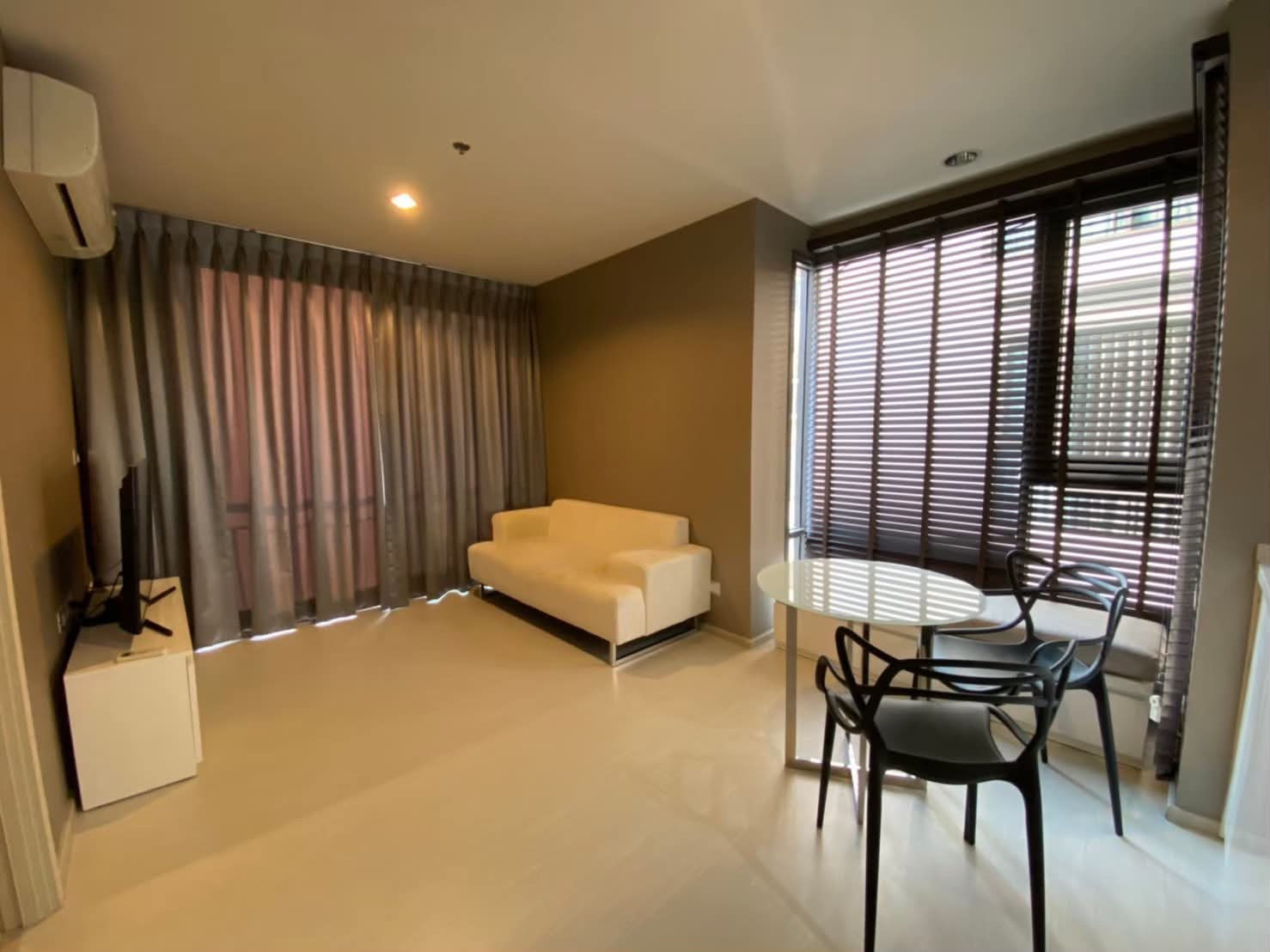 Condo for rent RHYTHM Sukhumvit 42, fully furnished condo, ready to move in, near BTS Ekkamai!!