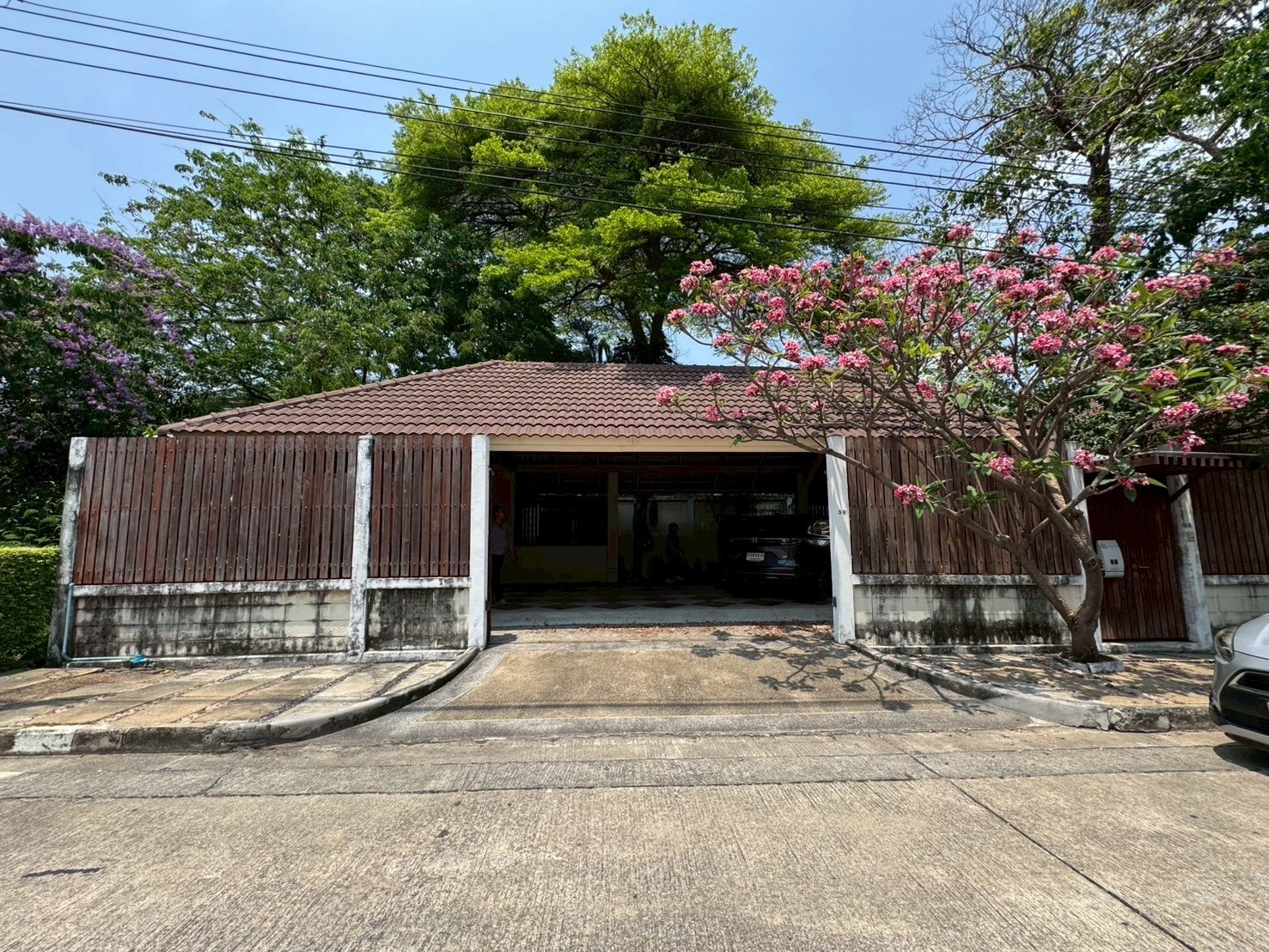 ￼ [🔥 Rare Item! บ้านหรูสร้างเอง ดีไซน์ Modern Luxury - ทำเล New CBD รามคำแหง 43/1]
ขายบ้านเดี่ยว 2 ชั้น หลังใหญ่ บนพื้นที่เกือบครึ่งไร่! ในหมู่บ้านธารารมณ์ ซอยรามคำแหง 43/1 บ้านที่ออกแบบและคัดสรรวัสดุเองทุกชิ้นเพื่อความแข็งแรงและสุนทรียภาพของการอยู่อาศัย – รูปที่ 3