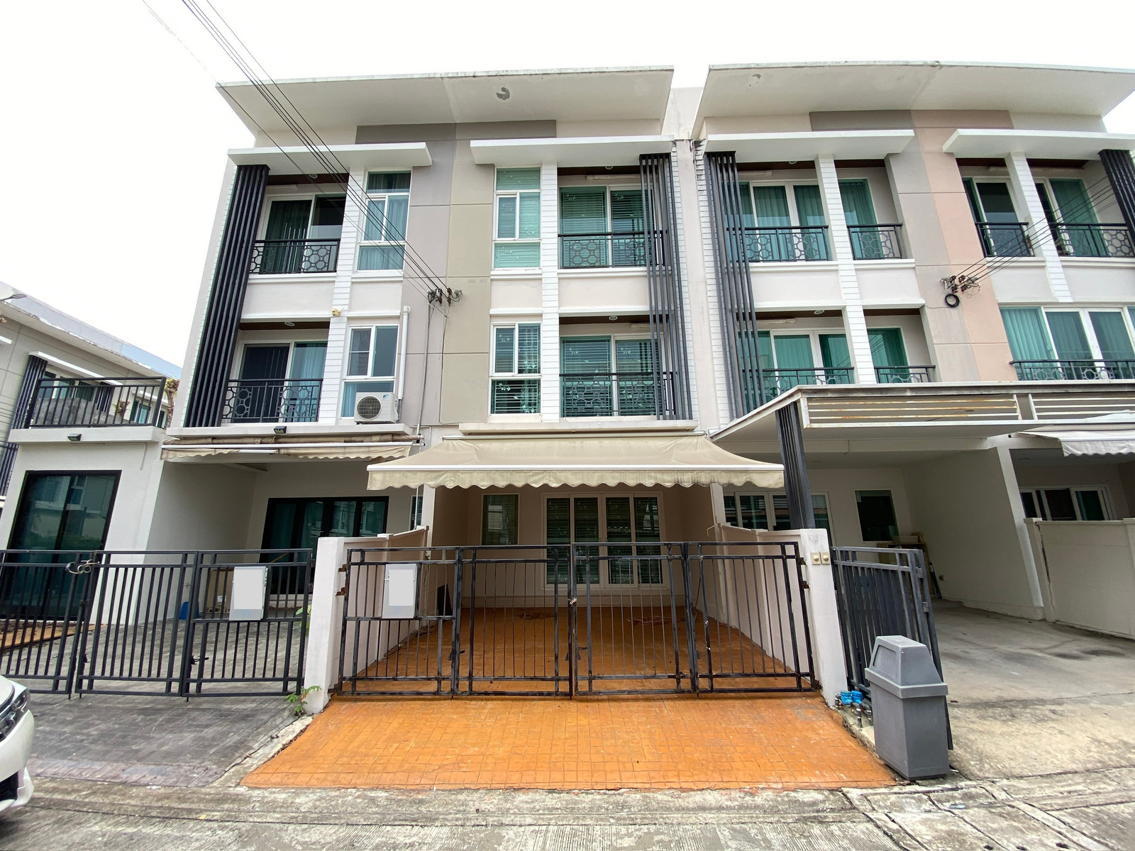 ขายทาวน์โฮม 3 ชั้น บ้านกลางเมือง พระราม 9 – มอเตอร์เวย์ พร้อมเฟอร์นิเจอร์และเครื่องใช้ไฟฟ้า เข้าอยู่ได้ทันที ทำเลศักยภาพ ใกล้ทางด่วนและสนามบิน ขายทาวน์โฮม 3 ชั้น บ้านกลางเมือง พระราม 9 – มอเตอร์เวย์ พร้อมเฟอร์นิเจอร์และเครื่องใช้ไฟฟ้า เข้าอยู่ได้ทันที ทำเลศักยภาพ ใกล้ทางด่วนและสนามบิน